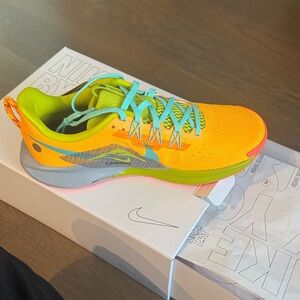 Nike Pegasus Trail 5 / Unique Design Lightweight Running Shoe. Orange/Teal/Green